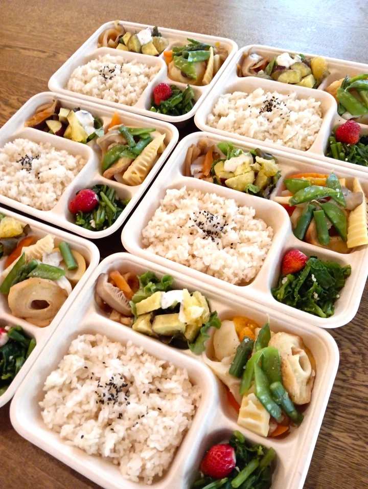 野菜のおかずを詰めた冬の日のお弁当