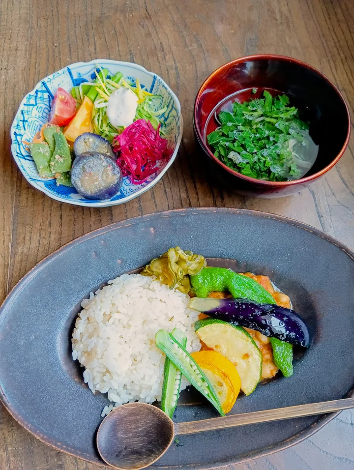 野菜を添えた冬の日のカレー（夏季限定）